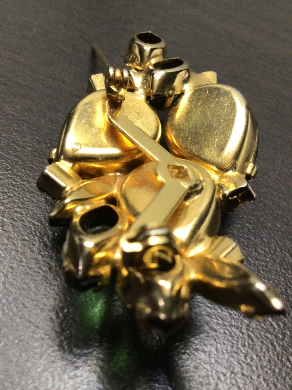 Vintage Green Molded Givre Glass Rhinestone Brooch Goldtone Metal - Picture 9 of 16